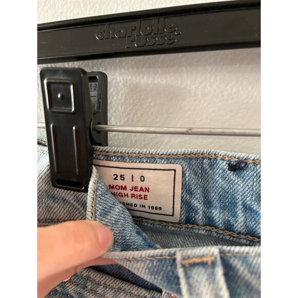 Gap Jeans Women's 25 0 Mom Jean High Rise Light Wash Denim - Picture 3 of 6